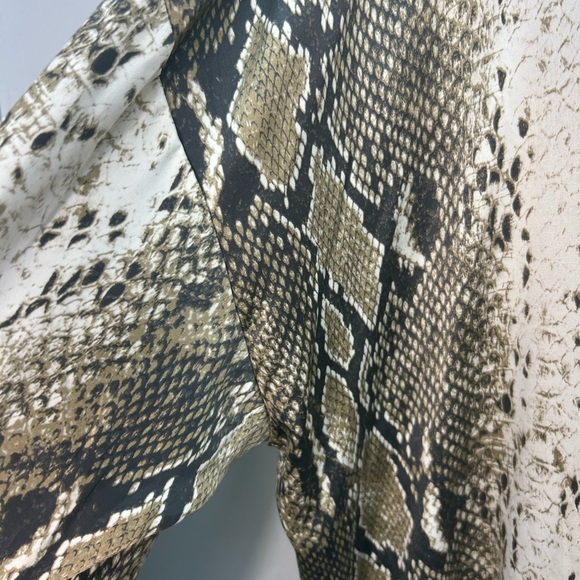 GORGEOUS ANIMAL PRINT KIMONO•OVERSIZED•SILKY FABRIC•NEW WITH TAGS - Picture 5 of 8